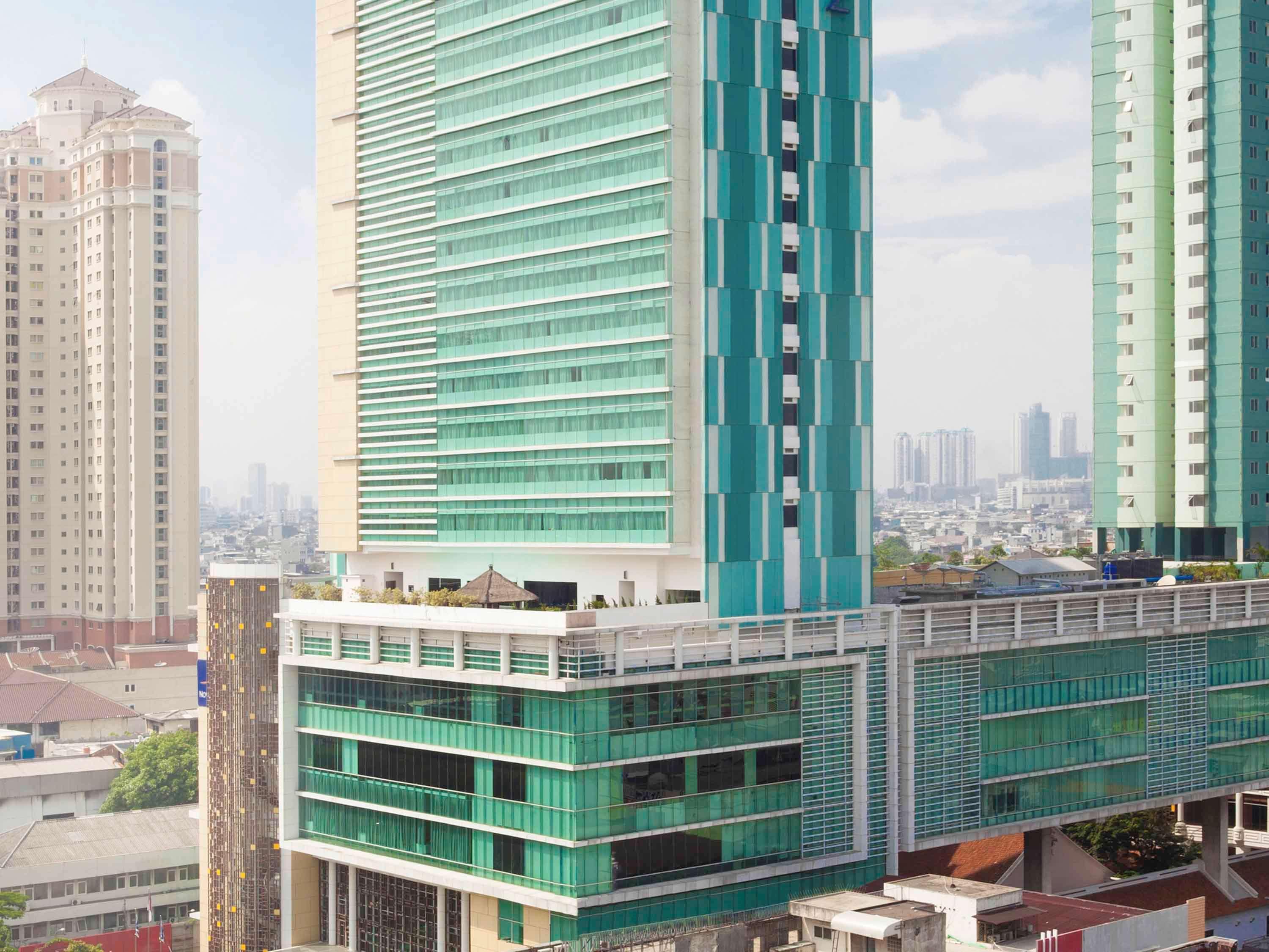 Novotel Jakarta Gajah Mada Exterior foto