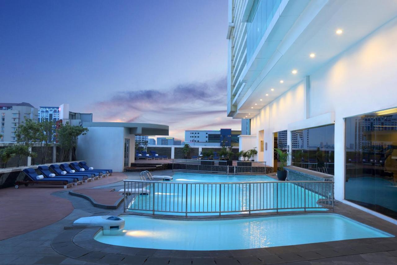 Novotel Jakarta Gajah Mada Exterior foto